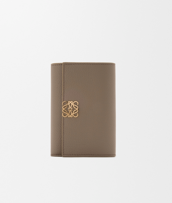 Loewe Kleine, vertikale Anagram Brieftasche aus Pebble Grain Kalbsleder